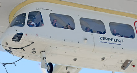 DZR Passagiere, Panoramafenster (Quelle: Foto (c) Kinderdorf Flugpost)